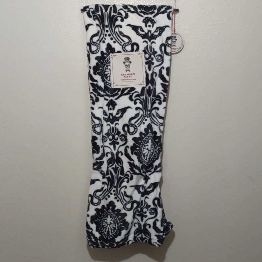 NWT Microvelour Throw Blanket White & Black Pattern birds snakes& bats 50x70in